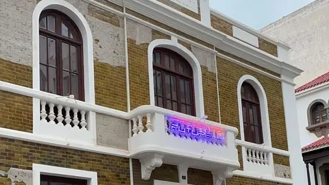 Imagen de las luces de neón puestas en la fachada del Cabildo Viejo.