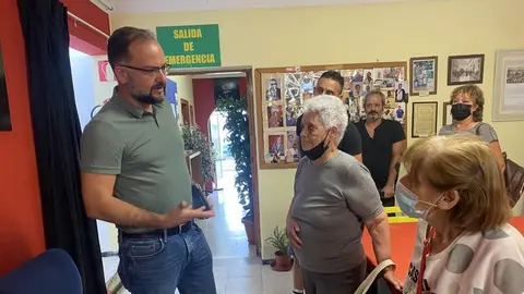 Jorge Peñas charlando con las vecinas de Titerroy.