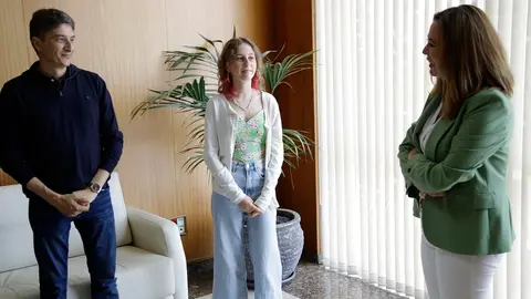 María Dolores Corujo junto a la joven Anna Machín Diport.