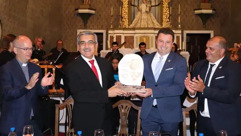 El Ayto entrega obsequio al pregonero