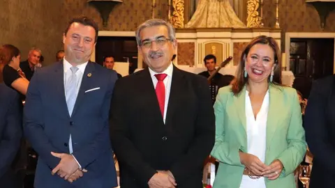 Óscar Noda, Román Rodríguez y María Dolores Corujo sonrientes en el pregón de Femés.