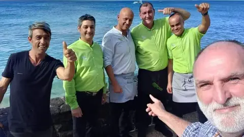José Andrés en Playa Blanca con parte del equipo del Brisa Marina