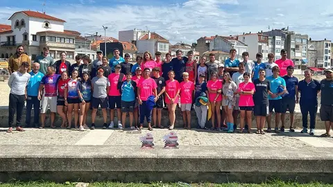 Imagen de los reprersentantes del club Los Marlines desplazados a Vigo junto a los trofeos obtenidos.