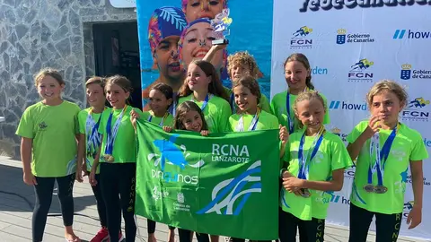 Imagen de representantes del Club Pingüinos tras lograr un trofeo en el Campeonato Regional de Verano.