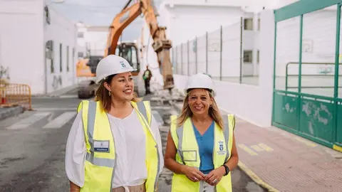 Astrid Pérez junto a Saro González en las inmediaciones del CEIP Nieves Toledo.