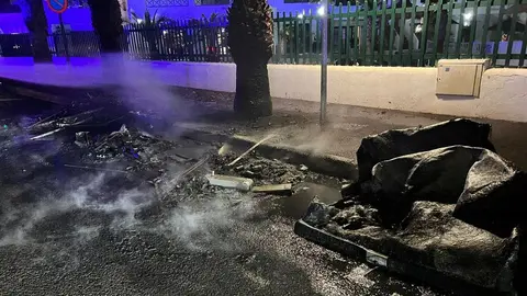 Imagen de los contenedores totalmente calcinados.