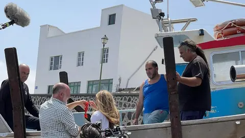 El chef José Andrés observando un carabinero junto a marineros de La Santa.