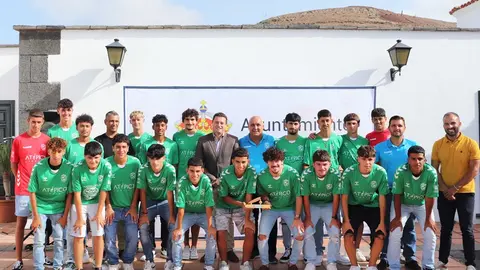 Imagen de Óscar Noda y Daniel Medina junto a la plantilla del Unión Sur Yaiza.