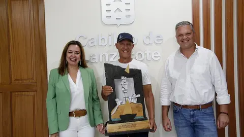 María Dolores Corujo y Alfredo Mendoza junto a Estanislao Bethencourt Carrasco.
