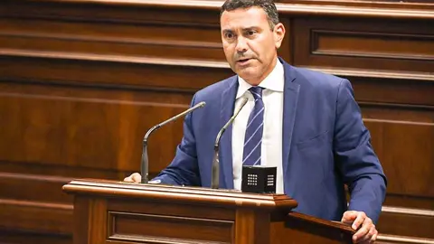 Oswaldo Betancort en el Parlamento de Canarias.