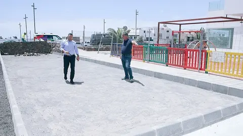 Imagen de Oswaldo Betancort y Eugenio Robayna en la canca de bolas de Las Caletas.