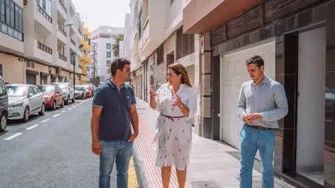 Astrid Pérez junto a Eduardo Placeres en una de las calles remodeladas.