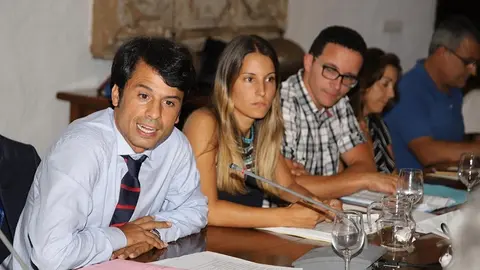 Marcos Bergaz junto a Jennifer Galán en uno de los plenos de Teguise.
