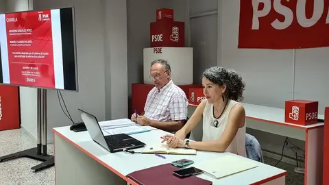Ariagona González y Manuel Fajardo durante el desarrollo de la charla en la sede del PSOE en Arrecife.