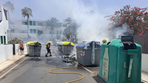 Imagen de uno de los contenedores que ha ardido muy cerca de unas viviendas