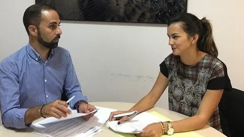 Jonás Álvarez y Nieves Arrocha preparando un pleno de Teguise