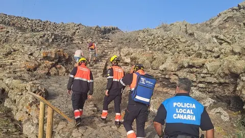 Imagen del momento de la actuación de los bomberos y de la policía local