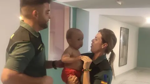 Agentes de la Guardia Civil que salvaron la vida del pequeño Elliot.