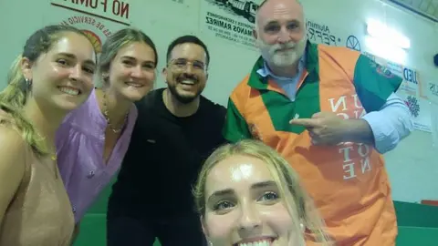 El cocinero José Andrés con sus hijas y con Aduén Morales