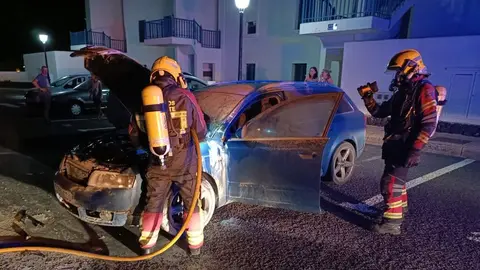 Incendio en la calle El Drago de Costa Teguise.