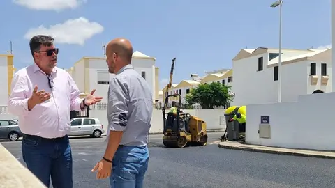 Isidro P&eacute;rez y Ra&uacute;l de Le&oacute;n en una de las obras.