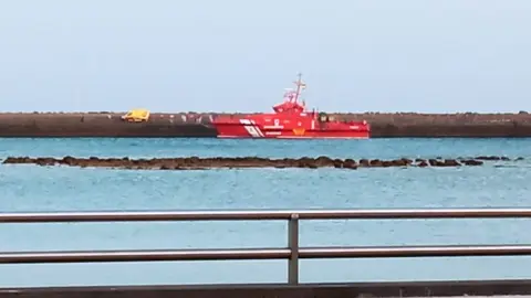 Imagen de la llegada de Salvamento Marítimo con los inmigrantes este lunes