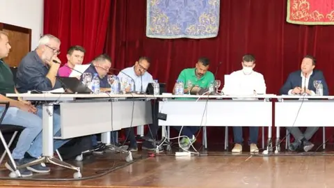 Ramiro Muñoz en conversación con Óscar Noda durante el último pleno.