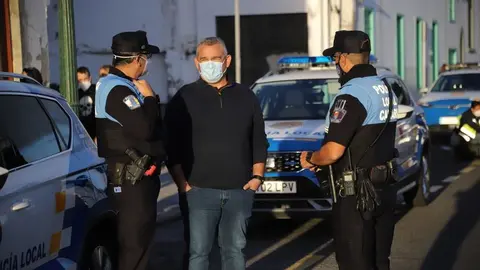 Jacobo Lemes charlando con dos agentes de la Policía Local.