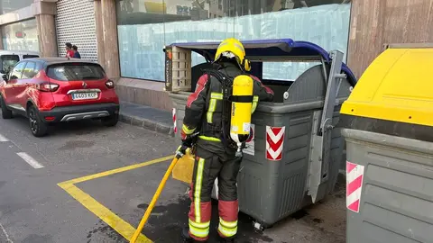 Uno de los contenedores afectados por el fuego este martes en Arrecife.