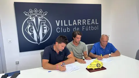 Momento de la firma del acuerdo entre los dos clubes