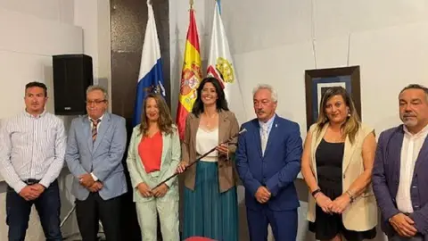 Imagen con los concejales que acudieron este martes a la toma de posesión de Evelia García.