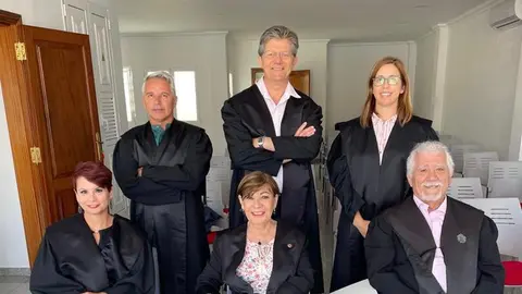 Imagen de los abogados del turno de oficio con el decano del Colegio de Lanzarote.