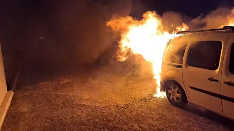 Coche ardiendo este jueves en la Avenida Jablillo de Costa Teguise.
