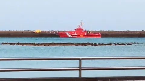 Imagen de la anterior embarcación que llegó con Salvamento al muelle comercial.