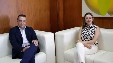 El presidente de la Cámara de Comercio de Lanzarote y Fuerteventura, José Valle, recibido por la presidenta del Cabildo de Lanzarote, María Dolores Corujo.