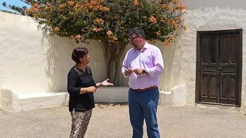 El alcalde de San Bartolomé y la concejal de Educación.