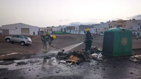 Momento de la actuación de los bomberos en el barrio de Argana