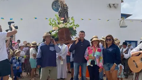 El alcalde de Teguise llev&oacute; a la Virgen en La Graciosa