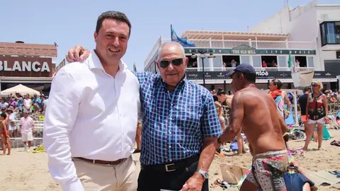 El alcalde con el pescador más veterano del municipi, Blas Fco Martín