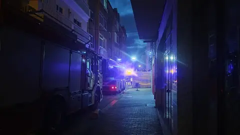 Actuación de los bomberos en la calle Canalejas.