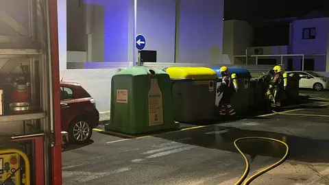 Los bomberos sofocan el conato de incendio en Playa Honda.