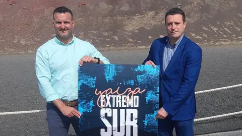 Ángel Lago y Óscar Noda con el cartel de la prueba.