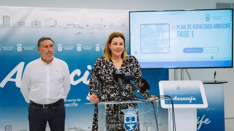 Roberto Herbón y Astrid fPérez este jueves durante la presentación del Plan