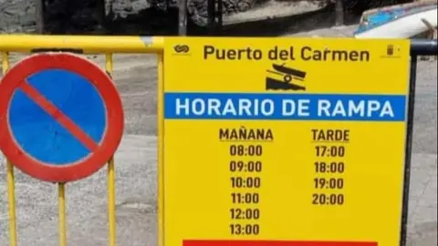 Imagen de la valla que se ha colocado en el puerto de La Tiñosa
