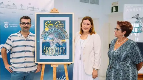El autor del cartel con la alcaldesa de Arrecife y la concejal de Festejos