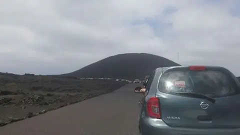 Imagen de una de las habituales colas para acceder a Timanfaya