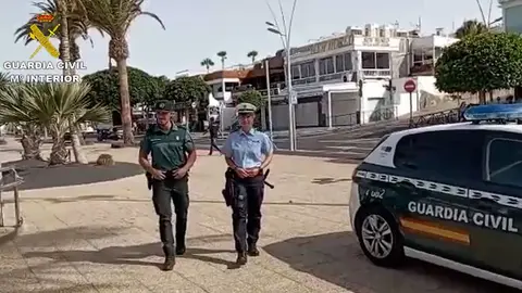 Imagen de una de las patrullas mixtas en Puerto del Carmen.