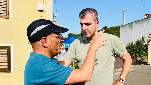 El presidente del PP de Canarias, Manuel Domínguez, interesándose por la situación del incendio en Tenerife.