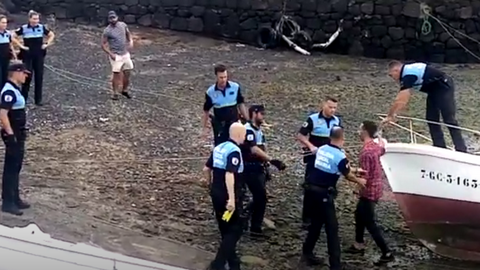 Imagen de la Policía Local deteniendo al ladrón tras encontrarlo dentro del barco.