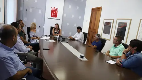 Imagen de la reunión de los representantes del Cabildo con los transportistas.